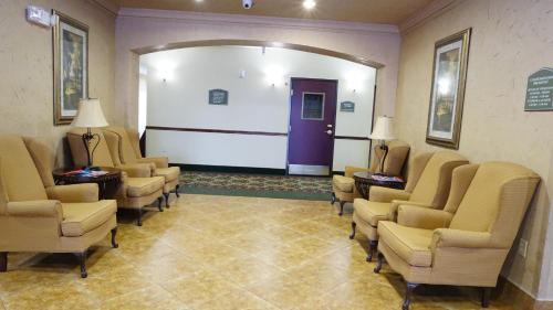 a waiting room with chairs and a large door at Scottish Inns - Cresson in Cresson