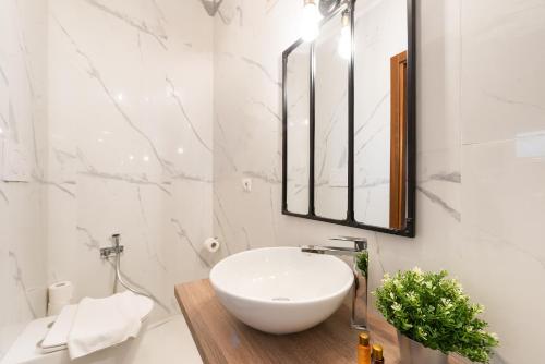 une salle de bains avec un lavabo blanc et un miroir dans l'établissement Appartamento Via XXIV Maggio, à Rome