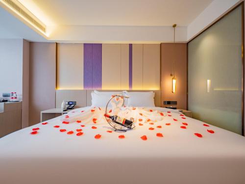 a bedroom with a bed with flowers on it at Lavande Hotel Xingping Maweiyi Aviation Plaza in Xingping