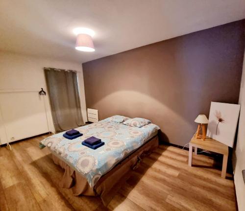 une chambre avec un lit avec des serviettes bleues dessus dans l'établissement Jolie villa 4 chambres, à Martigues