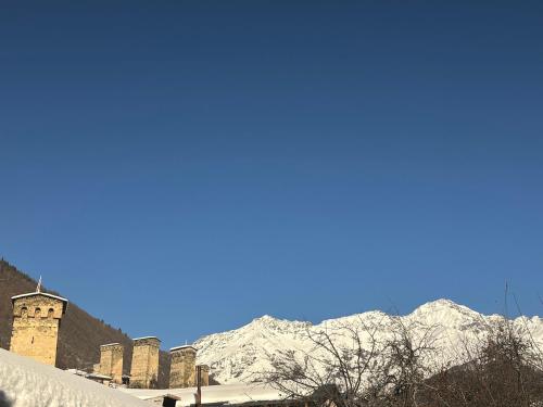 Una imagen general de la montaña o una montaña tomada desde la pensión