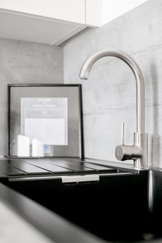 - un comptoir de cuisine avec un évier et un robinet dans l'établissement Stay-cannes 2 bedroom Cannes beach & congress apartment, à Cannes