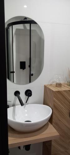 - umywalkę w łazience z dużym lustrem w obiekcie AnJa Apartment w mieście Sandomierz