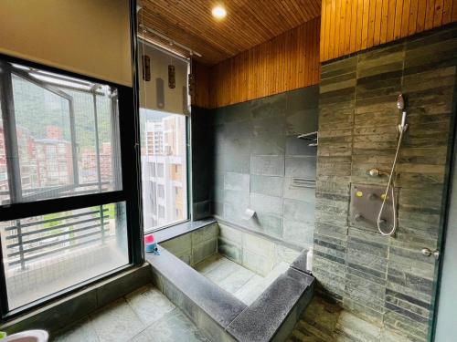 Et badeværelse på Qing Tang Hot Spring B&B