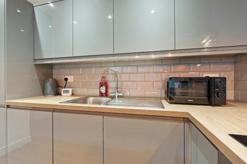 Dapur atau dapur kecil di Leeds Modern Central Flat - Sleeps 4 - Parking