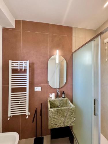 a bathroom with a sink and a mirror at Casa Magenta Holiday in Galatro