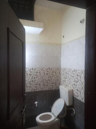 Un baño de Viraj Tours And Travels And Homestay Indore