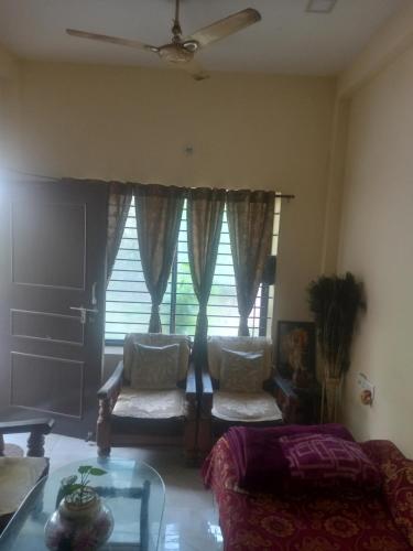 Un lugar para sentarse en Viraj Tours And Travels And Homestay Indore