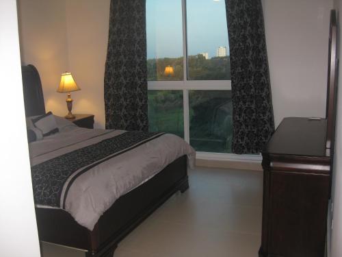 1 dormitorio con cama y ventana grande en Panoramic Ocean view Playa Blanca Suite, en Playa Blanca