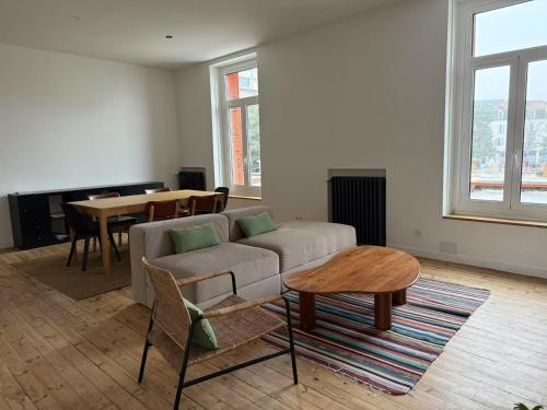 un salon avec un canapé et une table dans l'établissement Appart cœur de ville belle vue, à Vichy