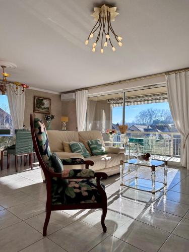 un salon avec un canapé et une table dans l'établissement Casa Cardinal-Grand T3 secteur HôpitalCentreVille, à Brive-la-Gaillarde