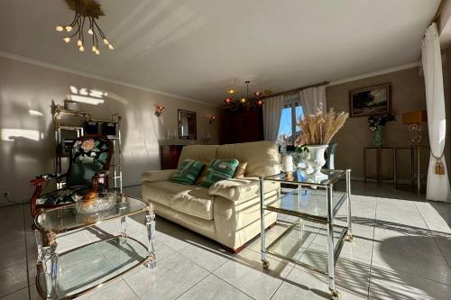 - un salon avec un canapé et deux tables en verre dans l'établissement Casa Cardinal-Grand T3 secteur HôpitalCentreVille, à Brive-la-Gaillarde