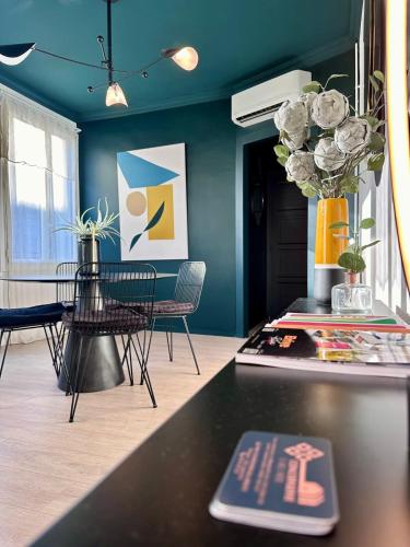 un salon avec une table, des chaises et une table sidx sidx sidx dans l'établissement Casa Labrunie - Central T3 avec Garage et Grande Terrasse, à Brive-la-Gaillarde