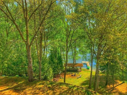 Dom z plażą nad jeziorem Dejnowa