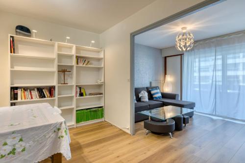 un salon avec une table en verre et un canapé dans l'établissement Maxime île Lacroix, à Rouen