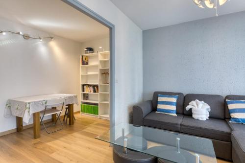 un salon avec un canapé et une table dans l'établissement Maxime île Lacroix, à Rouen