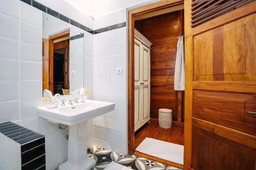 Koupelna v ubytování Ribka's Hotel Banda Neira