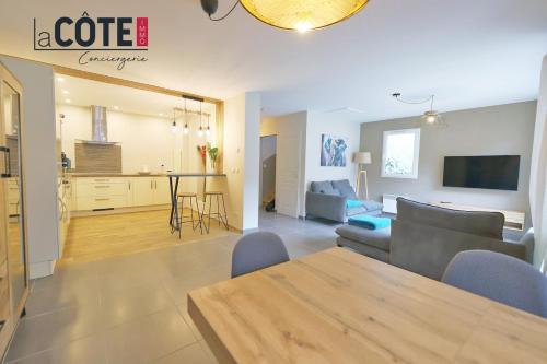 Il comprend un salon et une cuisine avec une table et un canapé. dans l'établissement Villa Junabole, à Ensuès-la-Redonne