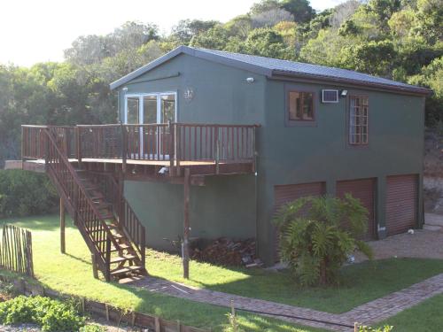 een huis met een terras aan de zijkant bij Horseshoe Valley in Wilderness
