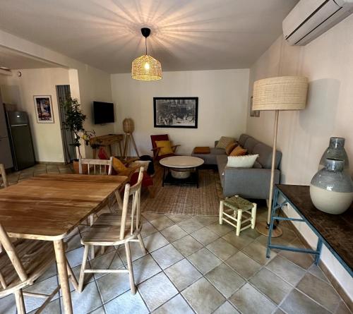 un salon avec une table et un canapé dans l'établissement Apartment St Remy de Provence, à Saint-Rémy-de-Provence