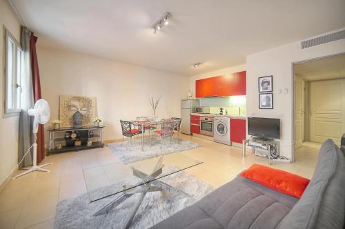 un salon avec un canapé et une table dans l'établissement Immogroom - T2 - AC - Suquet, à Cannes