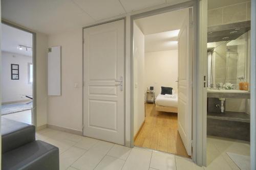 un couloir avec une porte menant à une chambre dans l'établissement Immogroom - T2 - AC - Suquet, à Cannes