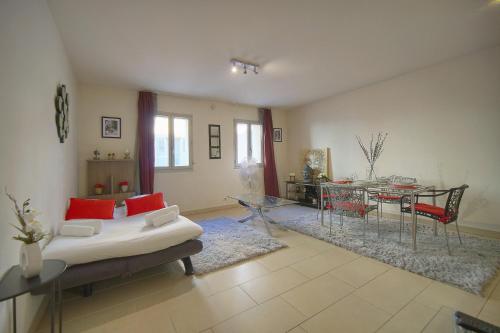 un salon avec un canapé et une table dans l'établissement Immogroom - T2 - AC - Suquet, à Cannes