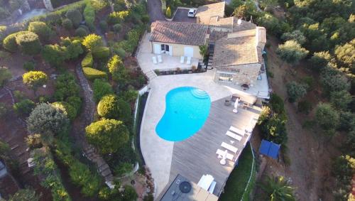 une vue aérienne d'une maison avec piscine dans l'établissement Grande Villa proche Sophia avec magnifique vue mer, à Biot
