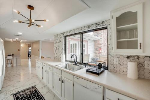 a kitchen with a sink and a window at Spectacular 4BR 2,5BA Holiday Home with Pool and Grill in Carrollton