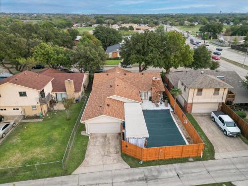 an aerial view of a house at Spectacular 4BR 2,5BA Holiday Home with Pool and Grill in Carrollton