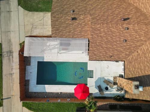 an overhead view of a house with a swimming pool at Spectacular 4BR 2,5BA Holiday Home with Pool and Grill in Carrollton