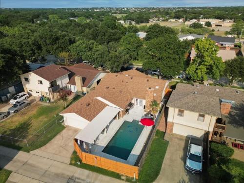 an overhead view of a house with a swimming pool at Spectacular 4BR 2,5BA Holiday Home with Pool and Grill in Carrollton
