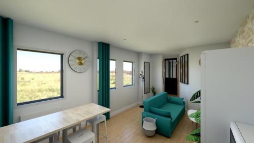 - un salon avec une table et une chaise bleue dans l'établissement Cosy Plenity - T3 - Centre ville - Parking gratuit, à Lourdes