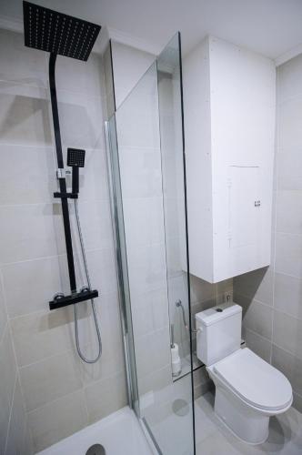 une salle de bain avec douche avec WC et cabine de douche en verre dans l'établissement CLEMENCEAU 2 Studio Confortable Clim et Dressing Proche Gare, à Nice