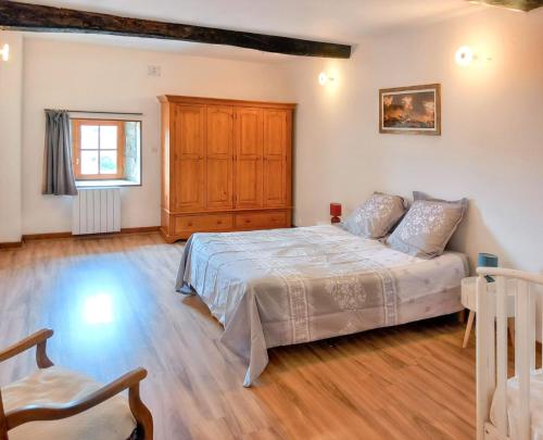 a bedroom with a bed and a wooden floor at Maison Renaissance avec vue imprenable sur Caunes-Minervois in Caunes-Minervois
