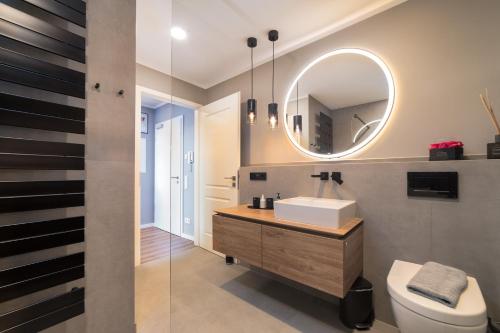 een badkamer met een wastafel en een spiegel bij Auszeit in Sassnitz