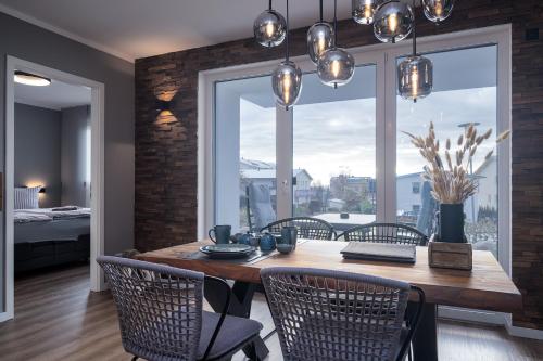 een eetkamer met een tafel en stoelen en een raam bij Auszeit in Sassnitz