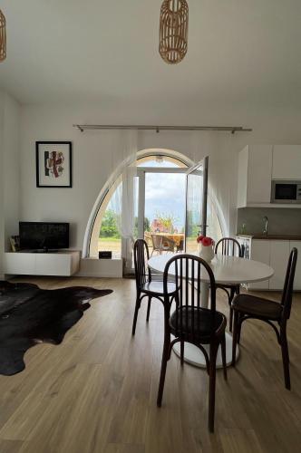 une salle à manger avec une table et des chaises dans une pièce dans l'établissement Logement entier dans manoir à Trouville vue mer, à Trouville-sur-Mer