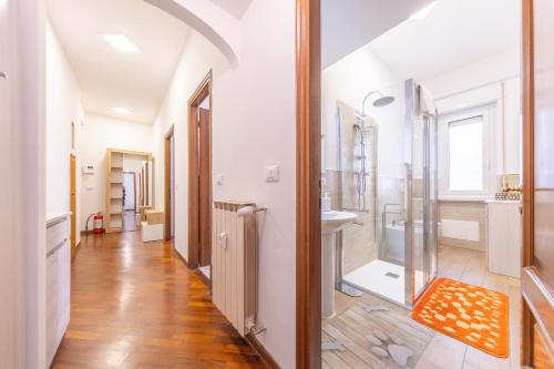 un ampio bagno con lavandino e specchio di Easy Host Apt Casa Numitore a Roma