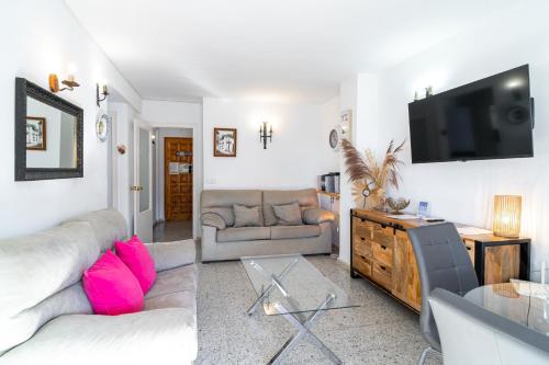 Televízia a/alebo spoločenská miestnosť v ubytovaní Bahia 49 Apartments Casasol