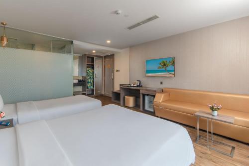 Кровать или кровати в номере V Hotel Nha Trang