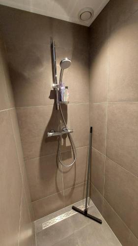 e bagno con doccia. di B&B Aan de Lankeren -exclusief ontbijt- a Voorthuizen