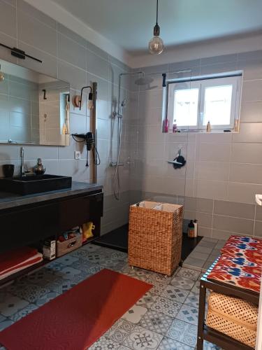 La salle de bains est pourvue d'un lavabo. dans l'établissement Mon petit château, à Pajay