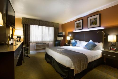 Habitación de hotel con cama y escritorio en Prospector Hotel & Casino en Ely