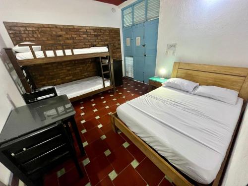 a small room with two bunk beds in it at Sana Mar Hostel & Eco-Café in Santa Marta