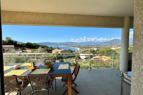 une table et des chaises sur un balcon avec vue dans l'établissement Casamea - Vue mer, Terrasse, Clim, Proche Plage, à Porticcio
