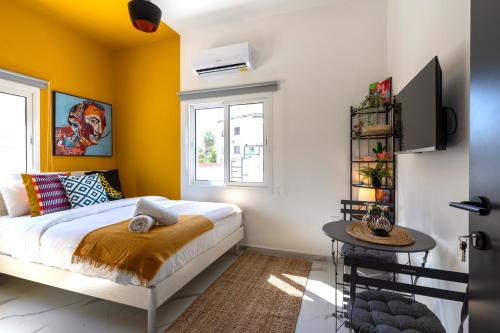Postel nebo postele na pokoji v ubytování The Pop Art Residences & Studios in Larnaca