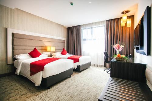 Habitación de hotel con 2 camas y TV en Verdant Hill Hotel Kuala Lumpur, en Kuala Lumpur
