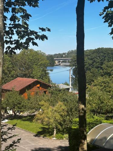 a view of a lake and a house at T2 au rez de chaussée dans propriété privée, au bord de l'eau à 15 minutes de Nancy in Toul