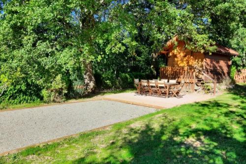 una mesa y sillas frente a una cabaña en Gite des Hauts Jardins, en Fraize
